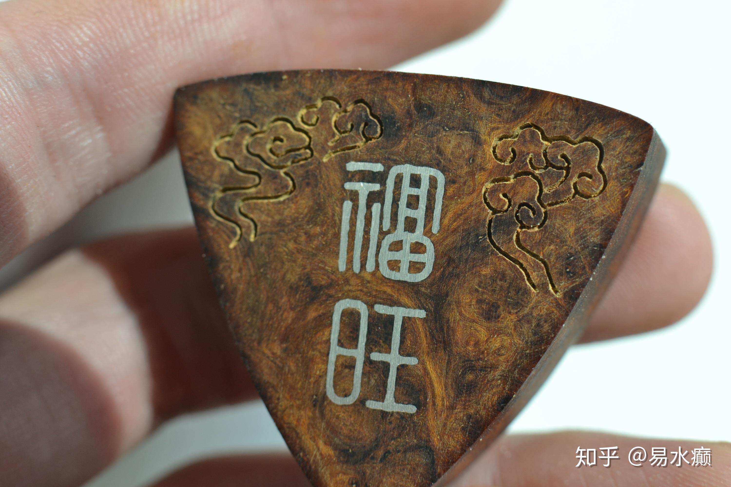 六字真言牌双挂环的（六字真言牌怎么戴）