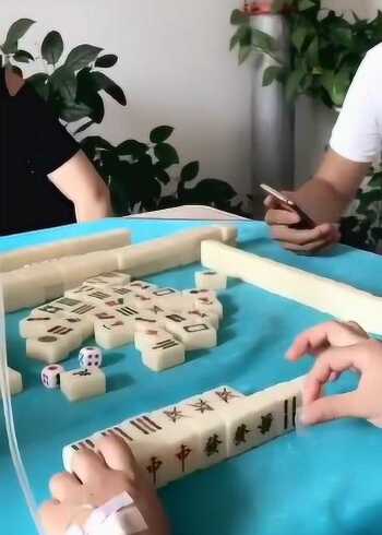 女生挂点滴打麻将照片（女生挂点滴打麻将照片真实）